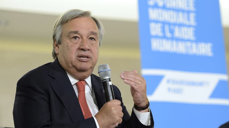 António Guterres mikrofoni kädessään.