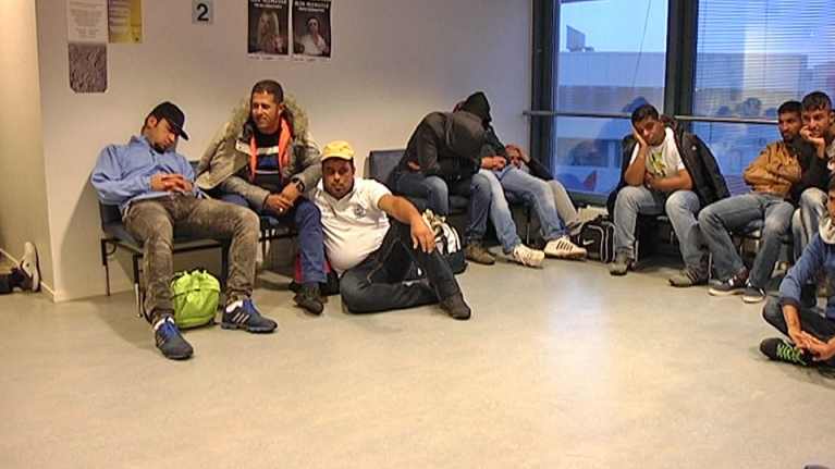 Turvapaikanhakijoita Tampereen poliisilaitoksella.