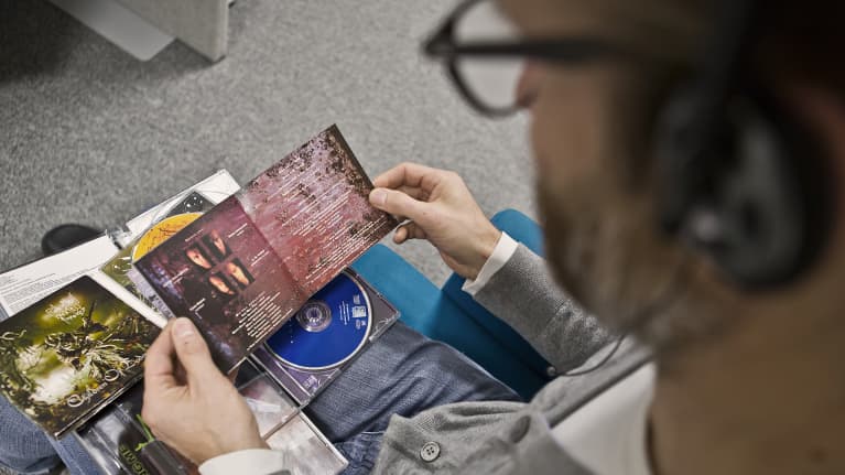 Mies kuuntelee musiikkia.