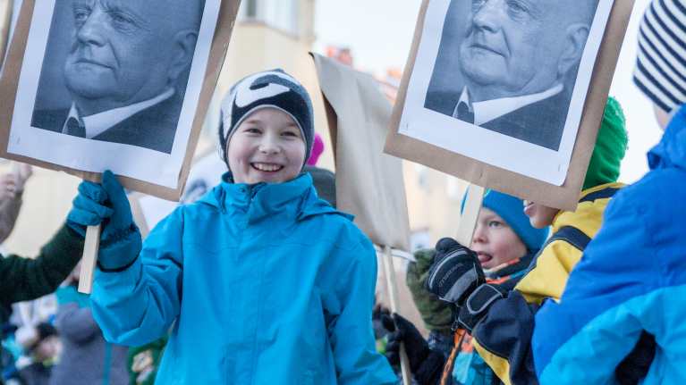 Kajaanin keskuskoulun Sibelius-flash mob Raatihuoneentorilla.