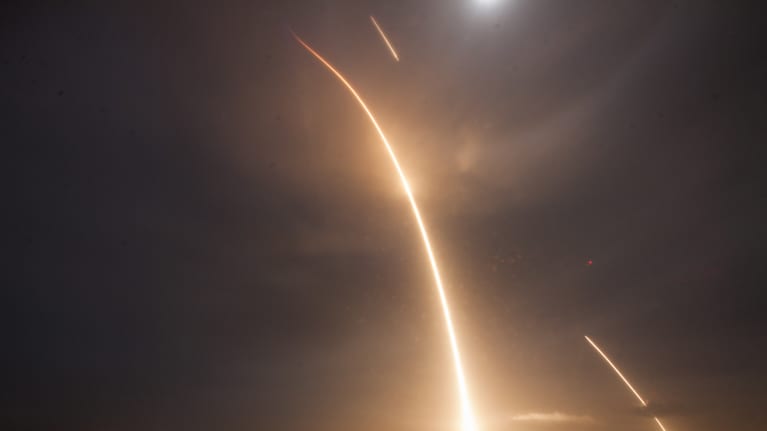 Yhdeksän minuuttia valotettu kuva näyttää SpaceX:n Falcon 9 -raketin laukaisun, paluun ja laskeutumisen Cape Canaveralin avaruusasemalla Floridassa. 
