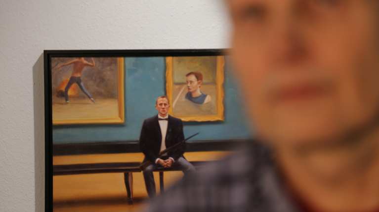 Kaj Stenvall teoksensa edessä.