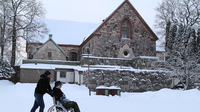 Ali ja Linnéa käyvät yhdessä kirkossa. 