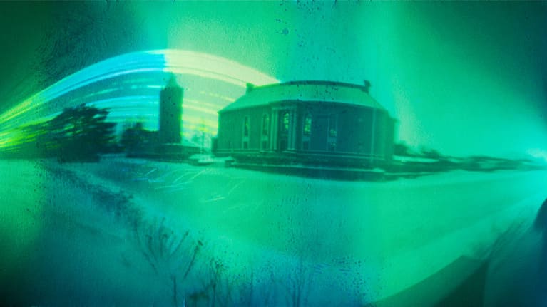 Vihreän ja harmaan eri sävyissa oleva kuva, jossa ovat  Kokkolan vanha vesitorni ja Vartiolinna.