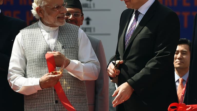 Intian pääministeri Narendra Modi ja Suomen pääministeri Juha Sipilä Make in India Week -tapahtuman avajaisissa Mumbaissa lauantaina.