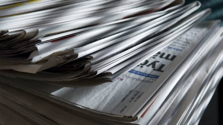 Kasa suomalaisia sanomalehtiä.