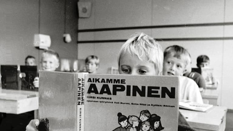 koululainen lukee Aapista