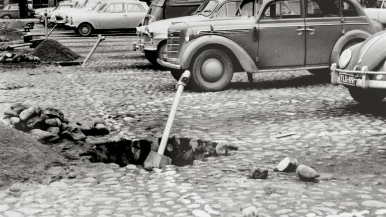 autoja pysäköintialueella