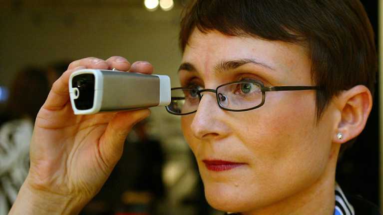 Nokian markkinointijohtaja Nina Nummentalo esitteli Nokia Kaleidoscope I -laitetta vuonna 2003.