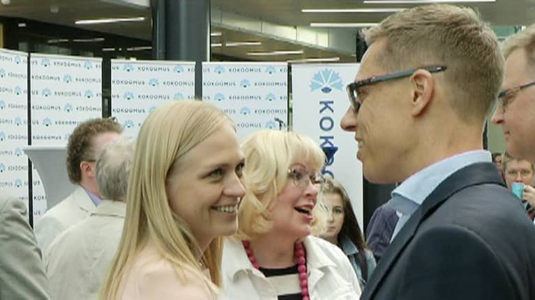 Kokoomuksen puheenjohtajakisan ehdokkaat Elina Lepomäki ja Alexander Stubb kampanjoivat perjantaina Oulussa. 
