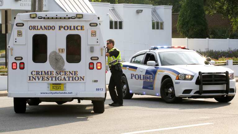 Poliisit tutkivat onnettomuuspaikkaa Floridan Orlandossa.