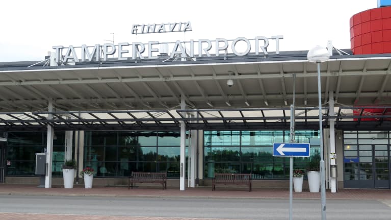 Tampere-Pirkkala -lentoaseman sisäänkäynti.