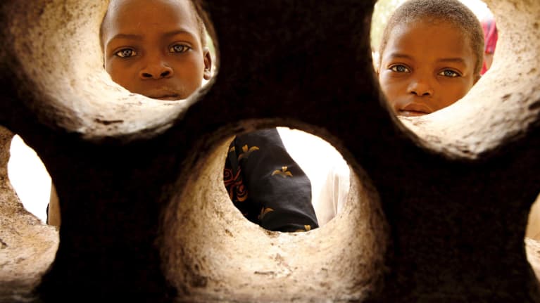 Lapsia YK:n ruokaohjelman ruoanjakopisteellä Malawissa lokakuussa 2005.