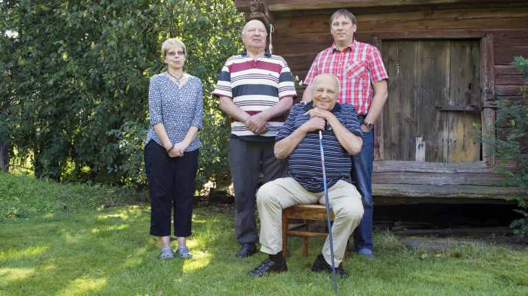 Markkulan kylän Markkuloita Lisä-Kivelän tilan aittojen edessä