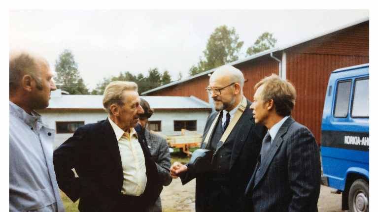 Mike Markkula tapaa pikkuserkkunsa.