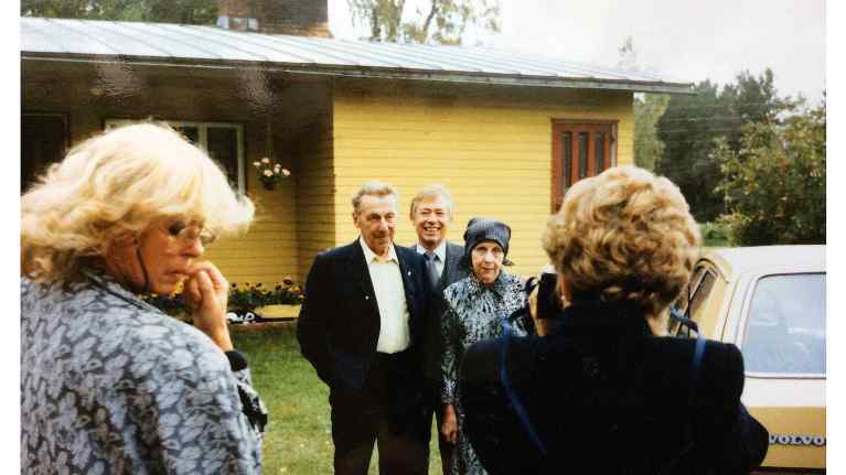 Mike Markkula sukulaisten keskellä