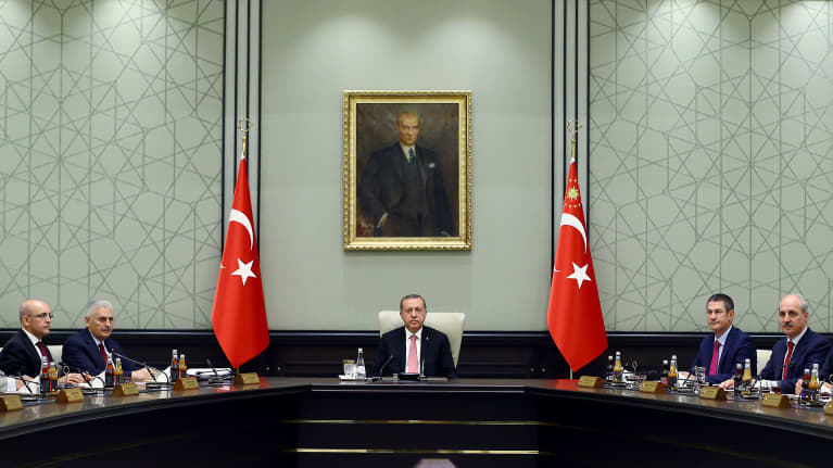Turkin presidentti Recep Tayyip Erdoğan kabinettitapaamisessa Ankarassa 20. heinäkuuta 2016.