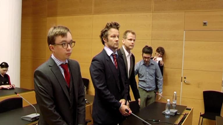 Taiteilija Jani Leinonen (toinen vasemmalta) oikeudenkäynnissä.