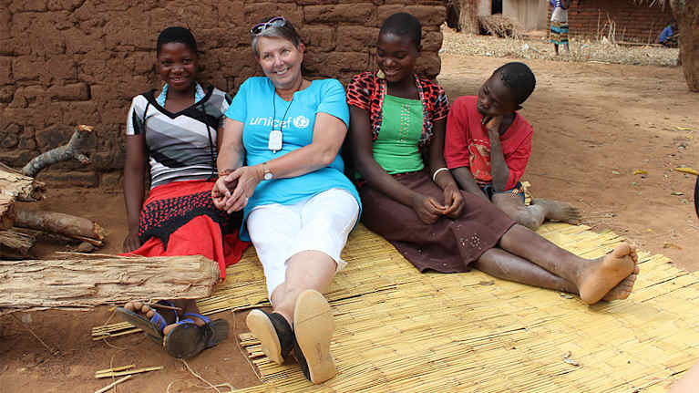 Helena Anttiroiko-Mehtälä Yssufin perheen kanssa. Patuma (17), huolehtii ja asuu pikkusiskonsa Asiyatin, (15 ), ja kahden pikkuveljensä, Asani (11) ja John (10) kanssa Chisawan kylässä Mangochin alueella 