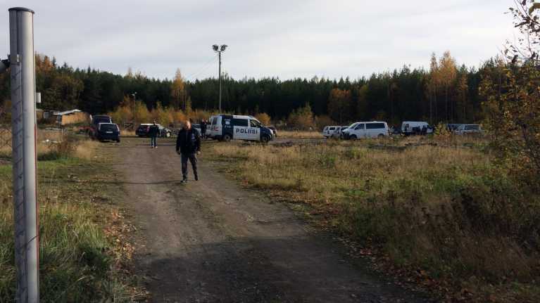 Poliisiautoja ja poliisi maastossa