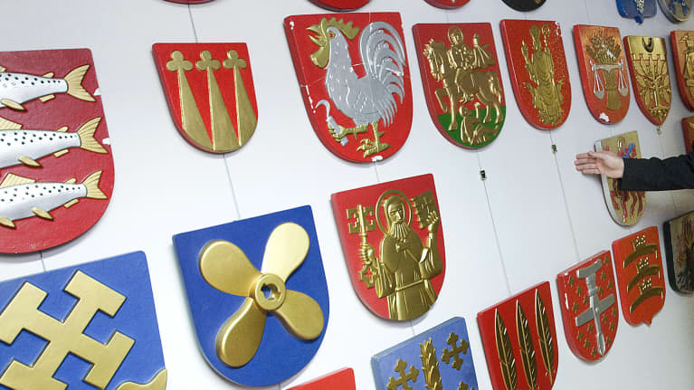 Kuntien vaakunoita kuntatalon käytävällä Helsingissä.