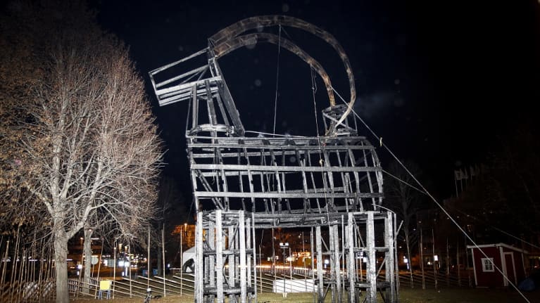 Pukin rakennuskehikko pimeällä torilla.