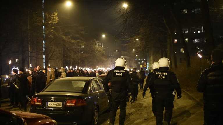 Mielenosoittajia ja poliiseja Töölössä.