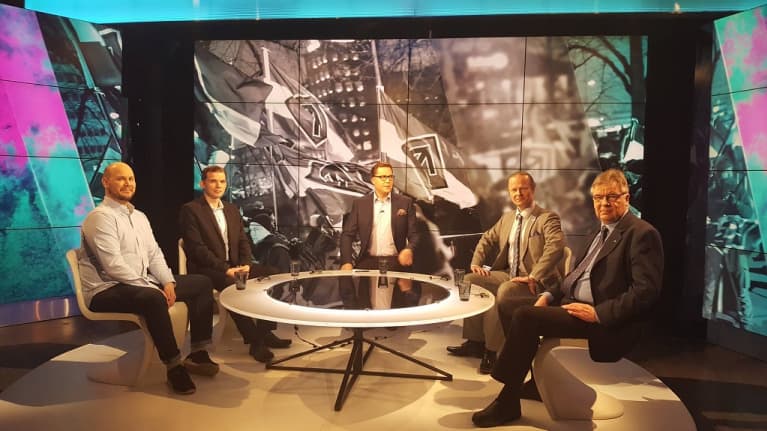 TV-studiossa istuu viisi miestä.