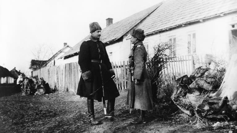 Divisioonankomentaja Carl Gustaf Emil Mannerheim keskustelee toisen upseerin kanssa romanialaisessa kylässä Karpaateilla.