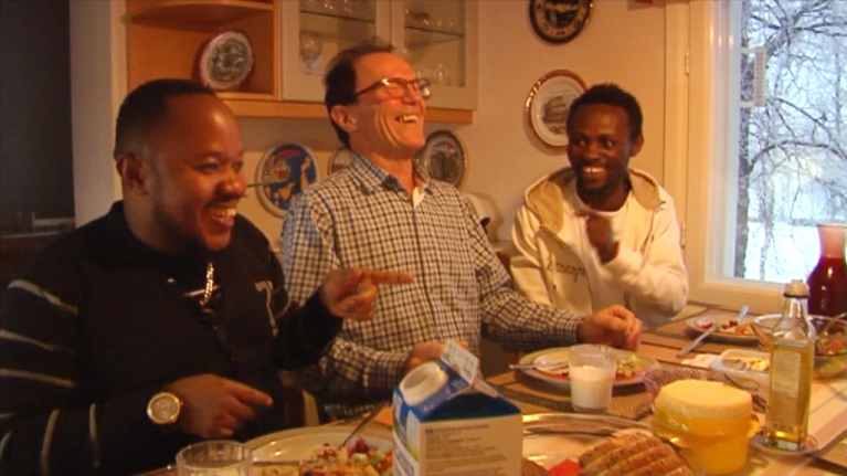 Koko Nalunja, Seppo Mustonen ja Himizo Nalunja päivällisellä Mustosilla.