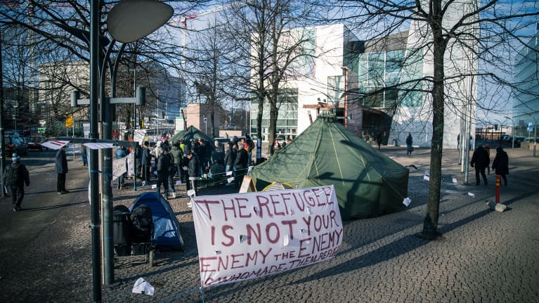 telttoja ja ihmisiä Kiasman aukiolla