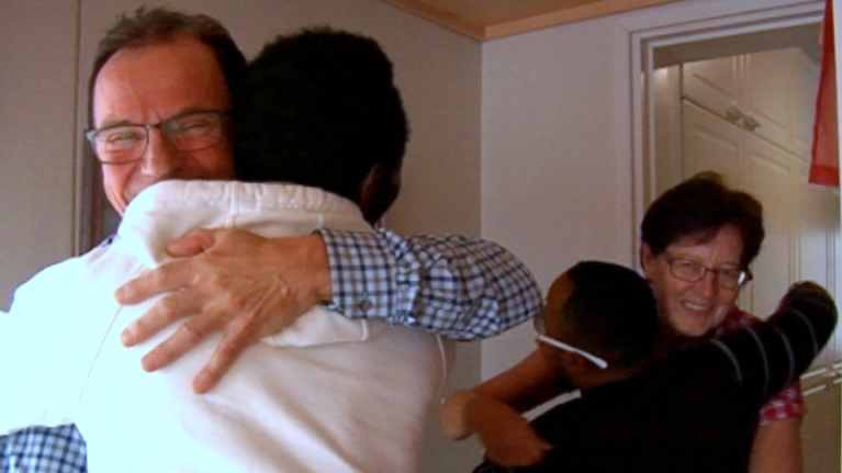 Kongolaiset veljekset löysivät uudet vanhemmat Kuusamosta.