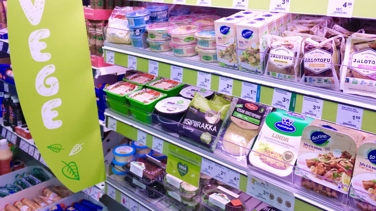 Kasvispohjaisia elintarvikkeita eli vegaanisia tuotteita kaupan hyllyllä Pirkkalan Citymarketissa.