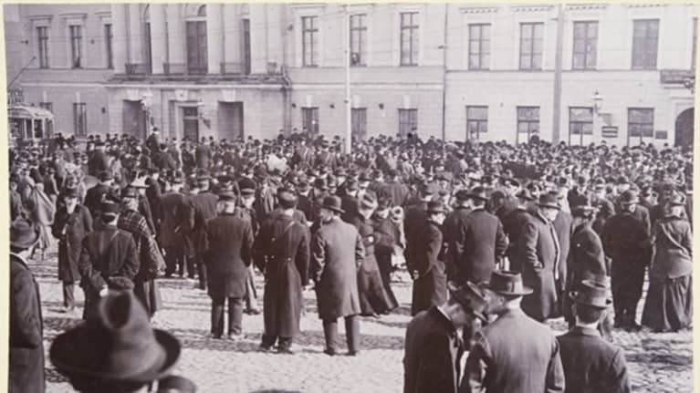 Venäjän säätämää uutta asevelvollisuuslakia vastustava väkijoukko Senaatintorilla 1902.