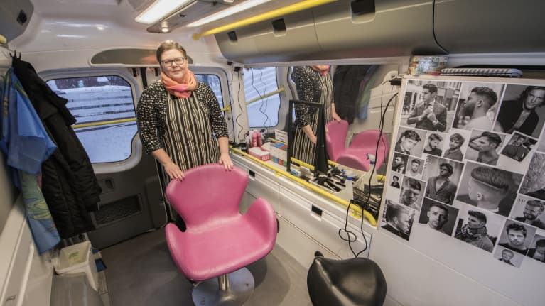 Yrittäjä Sari Eskelinen parturiauton sisällä