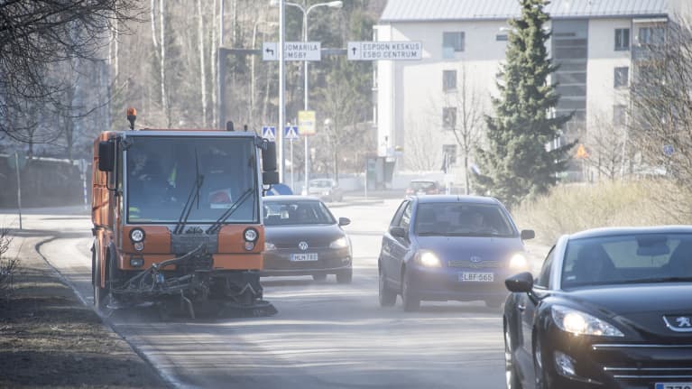 Katujen puhdistusta imulakaisukoneella Espoossa.
