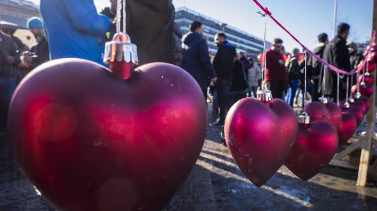 Rautatientorilla ihmisiä.