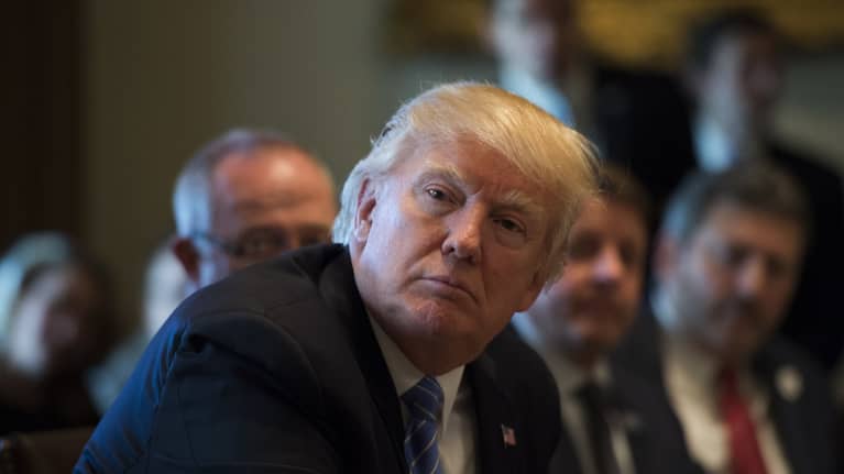 Trump katsoo kameraan.