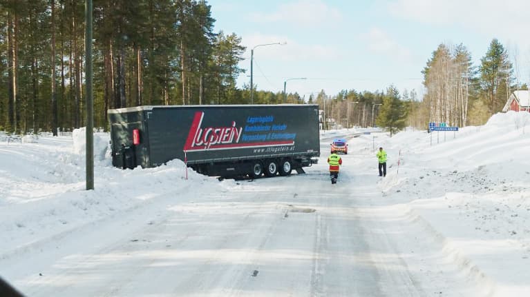 Rekka suistui tieltä Äkäsjokisuussa Kolarissa | Yle