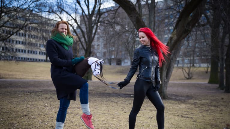 Ohjaaja Selma Vilhunen (vas.) ja Alisa Aarniomäki. Keppihevoset. Hobbyhorse Revolution.