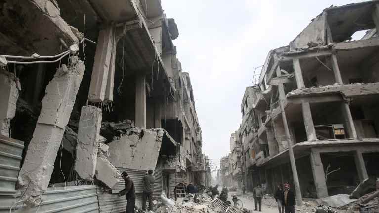 Ihmisiä tuhoutuneiden talojen keskellä Dumassa, helmikuussa.