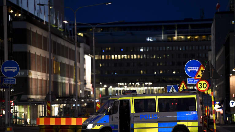 Poliisit ovat estäneet pääsyn Åhlensin tavaratalolle Tukholman keskustassa 7. huhtikuuta.