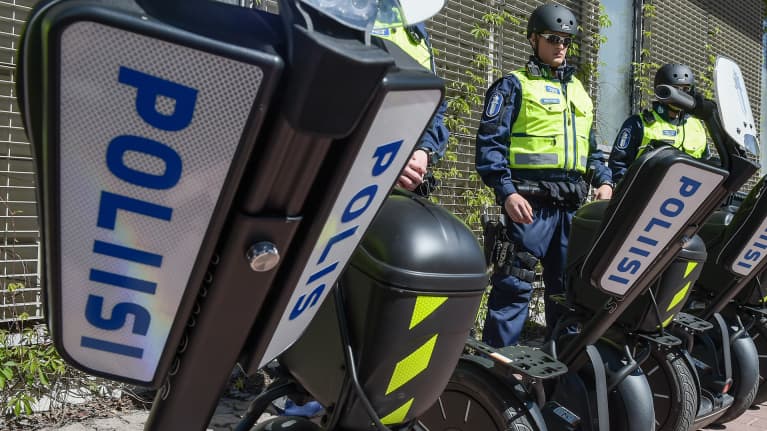 Poliisin sähkökäyttöisiä kaksipyöräisiä henkilönkuljettimia.