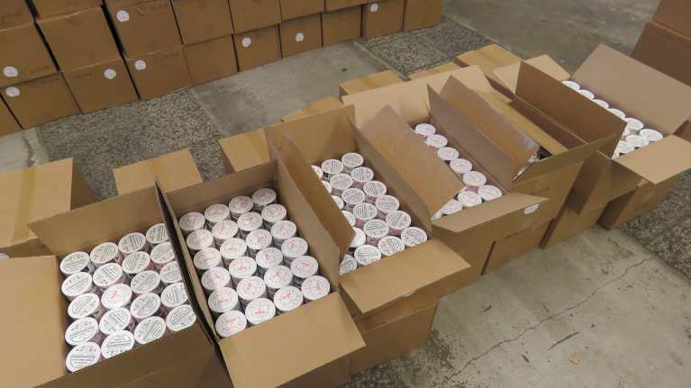 Avattuja nuuskalaatikoita.