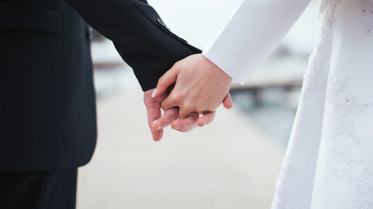 aviopari käsi kädessä