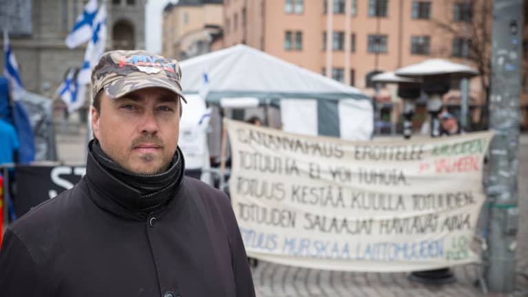 Marco de Witt, Suomi ensin -yhdistyksen varapuheenjohtaja 18.5.2017 Rautatientorilla