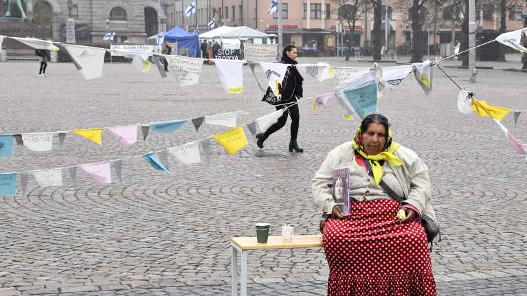 Oikeus elää -leirin yksinäinen mielenosoittaja Rautatientorilla torstaina 18. toukokuuta 2017.