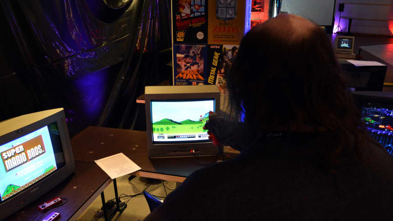 Per-Mihkal Näkkäläjärvi pelaa retropelejä