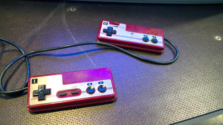 Vanhan pelikonsolin peliohjaimet