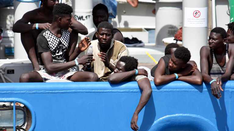 Maahanmuuttajia odottamassa Frontexin ruotsalaisella aluksella maihinnousua Cataniassa Italiassa heinäkuun 1. päivänä 2017.